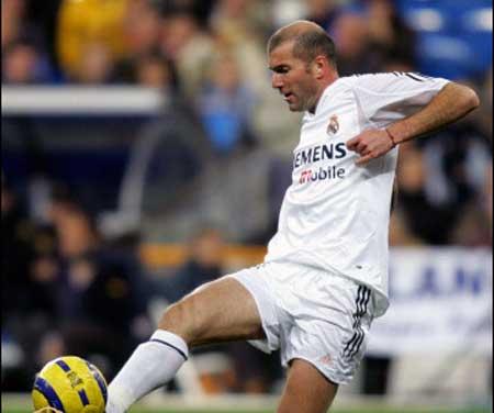 c zidane un joueur de rial madrid et france et aussi c'est un grand joueur dans le monde mais i3tazel